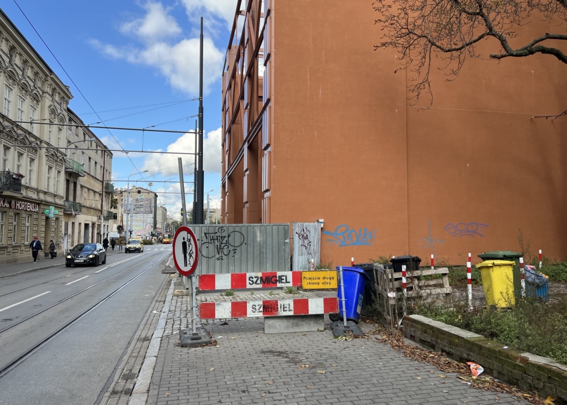Błędne oznakowanie przy przystanku tramwajowym przy Kilińskiego w Łodzi. Mieszkańcy są zdziwieni