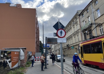 Błędne oznakowanie przy przystanku tramwajowym przy Kilińskiego w Łodzi. Mieszkańcy są zdziwieni
