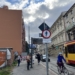 Błędne oznakowanie przy przystanku tramwajowym przy Kilińskiego w Łodzi. Mieszkańcy są zdziwieni