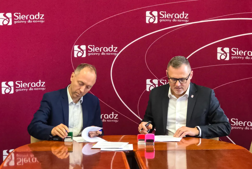 Sieradz. Umowy na nadwarciańskie bulwary i ochronę przyrody w parku