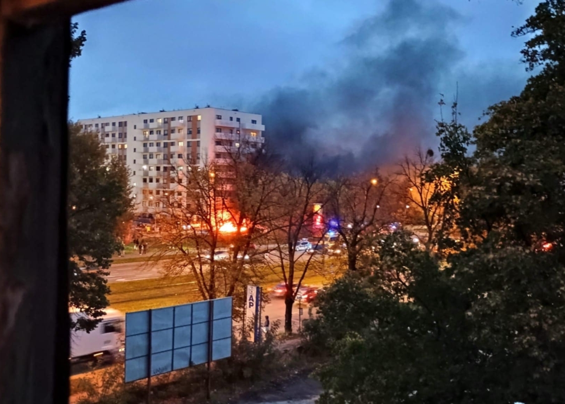 Pożar na Piłsudskiego. Płonął samochód, na miejscu pracują służby 1 Pożar na Piłsudskiego. Płonął samochód, na miejscu pracują służby