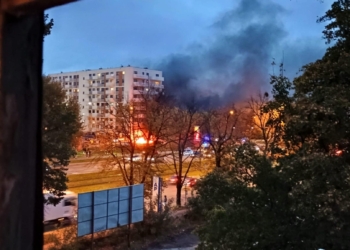 Pożar na Piłsudskiego. Płonął samochód, na miejscu pracują służby