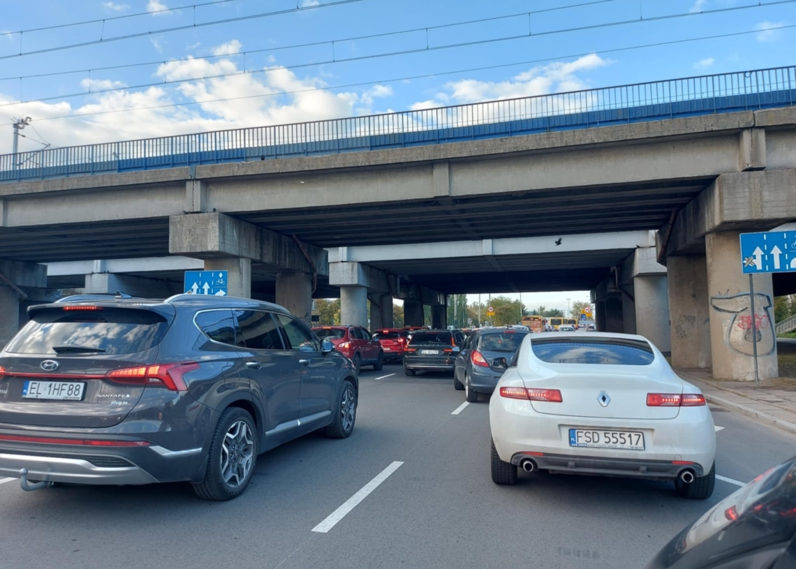 Wypadek na skrzyżowaniu Waltera-Janke i Bratysławskiej. Potężne utrudnienia w ruchu i MPK Łódź