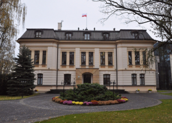 Na prawo patrz. Kontrowersje wobec Trybunału Konstytucyjnego