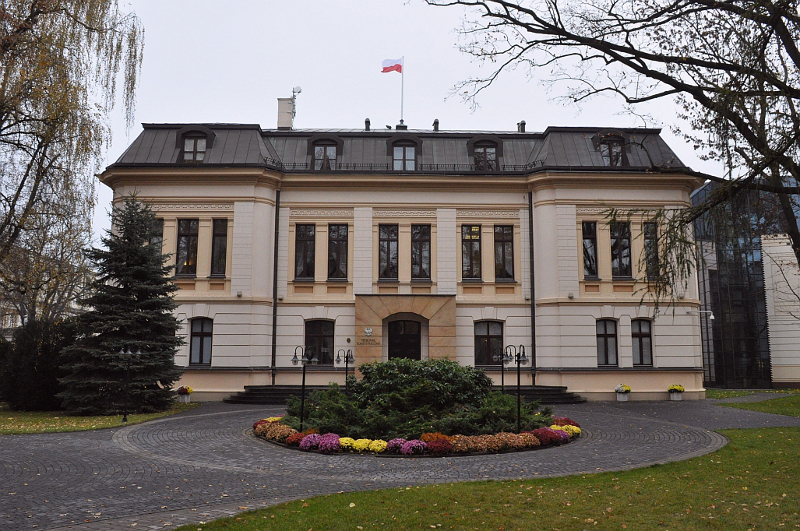 Na prawo patrz. Kontrowersje wobec Trybunału Konstytucyjnego