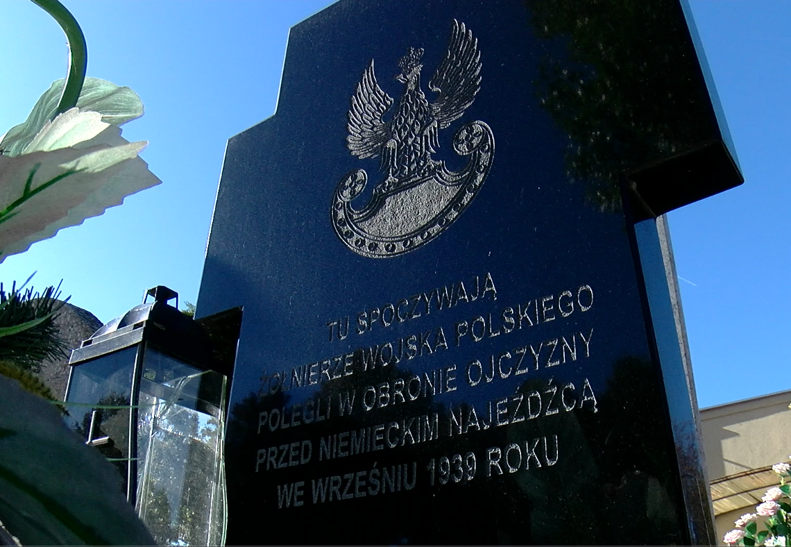 Zduńska Wola. Wyremontowano nagrobki ofiar II wojny światowej 1 Zduńska Wola. Wyremontowano nagrobki ofiar II wojny światowej