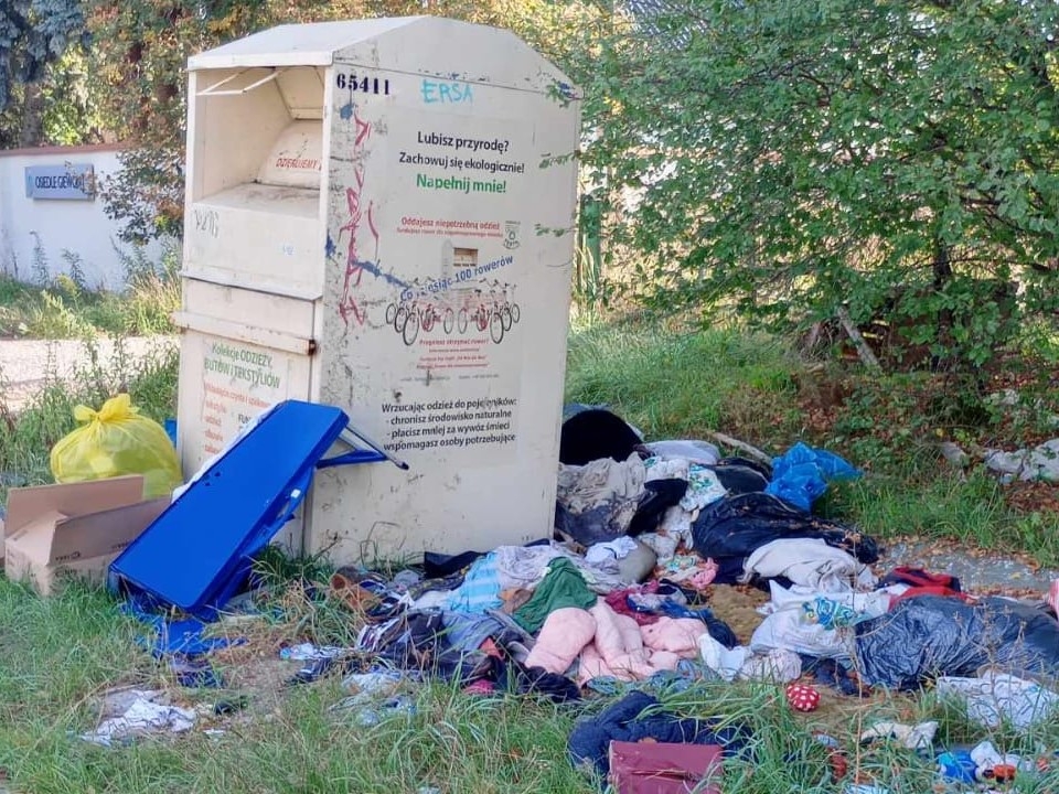Problemy z kontenerami na używaną odzież