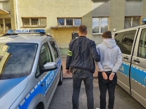 Nastolatkowie pobili bezdomnego w Dobroniu. 43-latek zmarł w szpitalu 1 Nastolatkowie odpowiedzą za znęcanie się nad bezdomnym mężczyzną