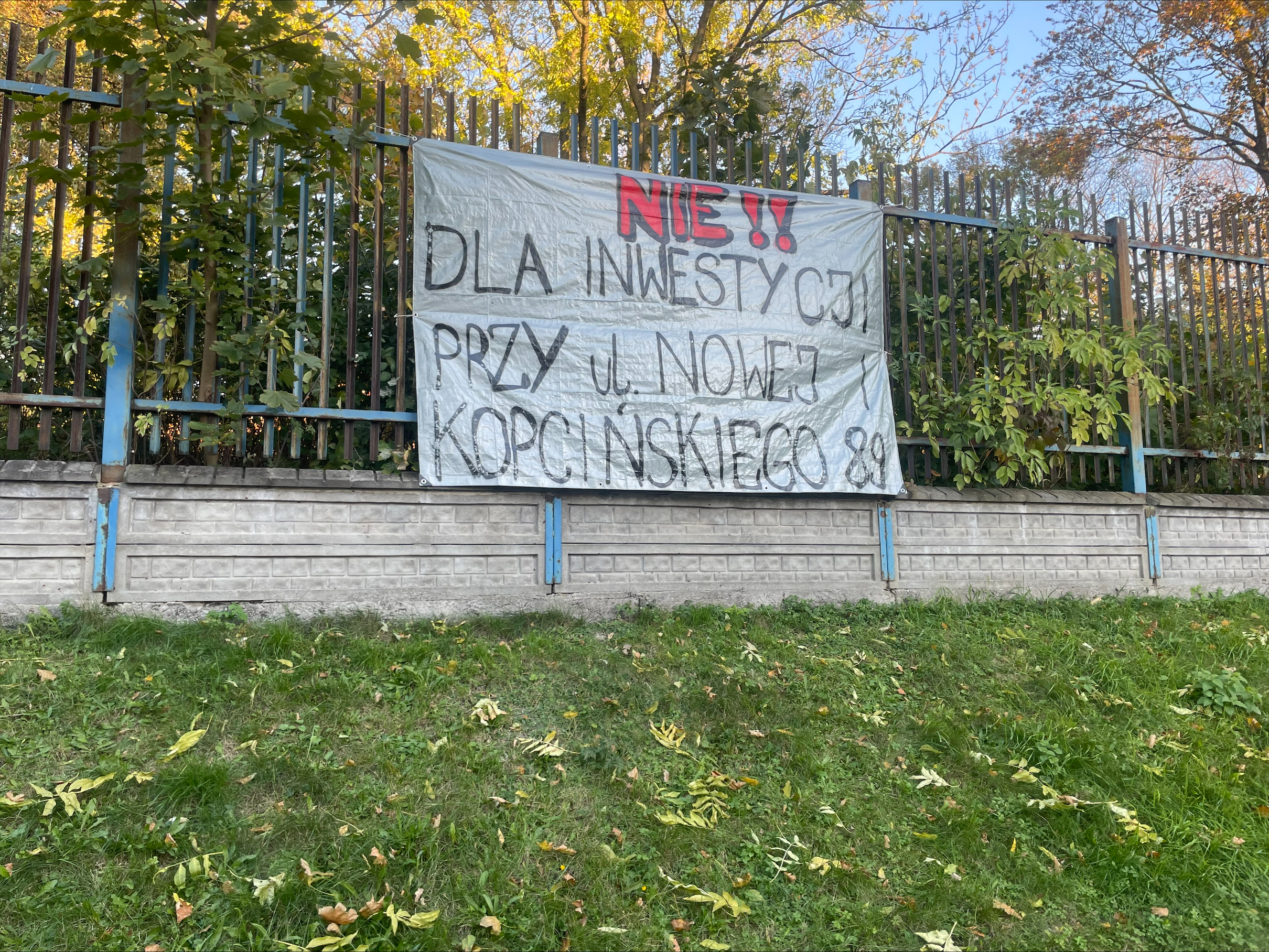Mieszkańcy chcą zachować skwer, miasto chce tam budować