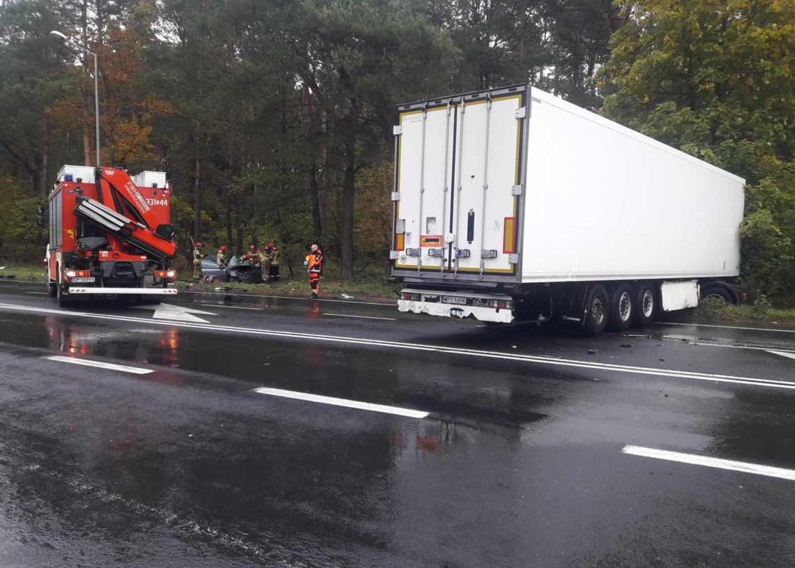 Śmiertelny wypadek w Piotrkowie Trybunalskim. Nie żyje 35-latka, dwoje dzieci rannych 1 Śmiertelny wypadek w Piotrkowie Trybunalskim