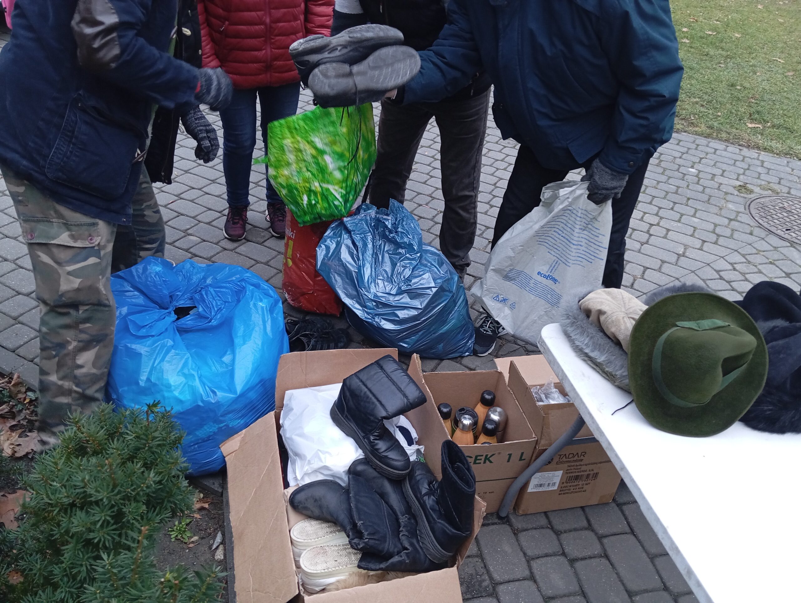 Od ciepłej zupy przez ubrania do słów wsparcia. Ojciec z córką organizują pomoc dla osób w kryzysie bezdomności 3 1000008251 scaled