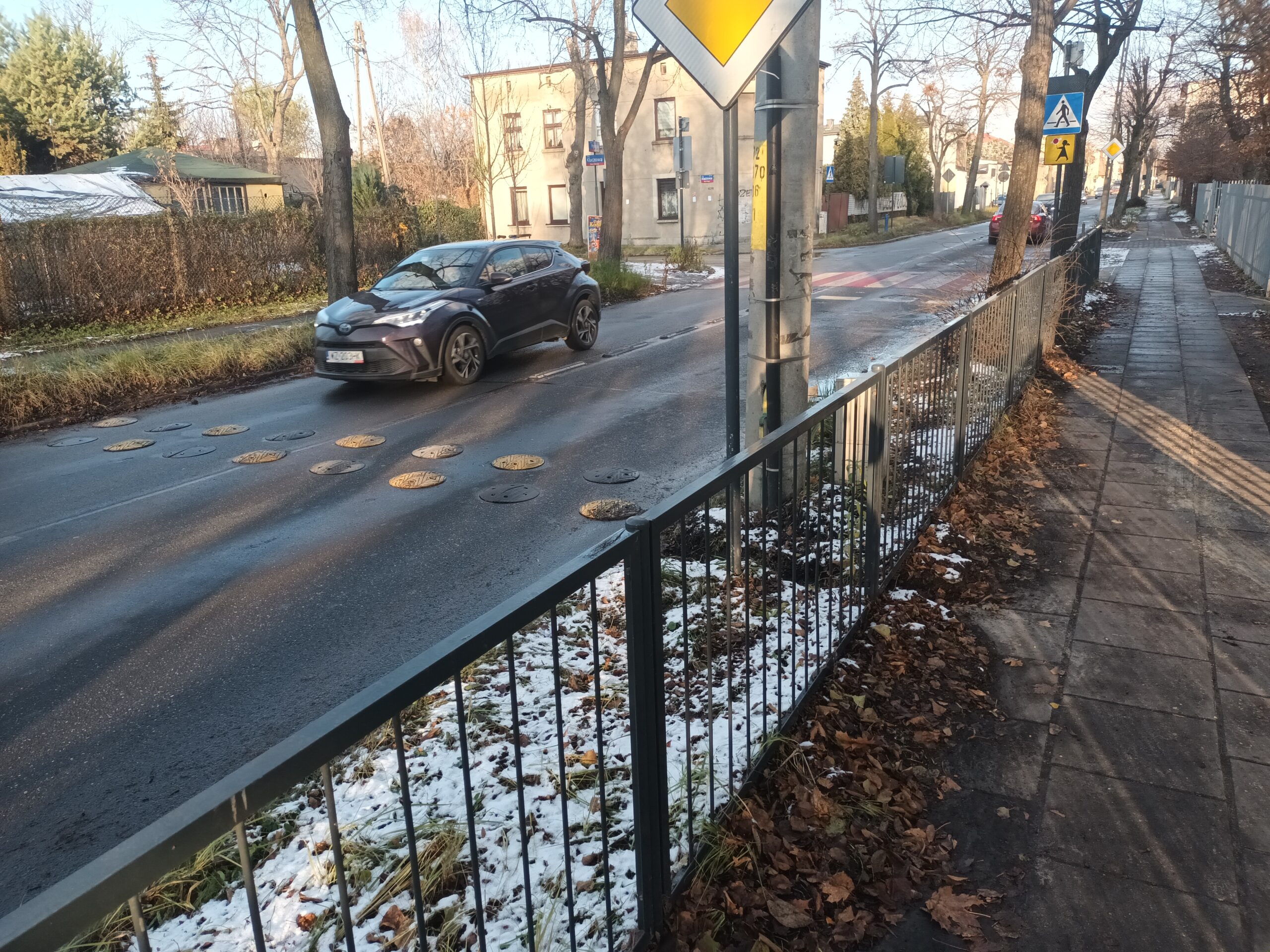 Eksperymentalne znaki na jezdni w pobliżu szkół. Zwiększyły bezpieczeństwo dzieci?