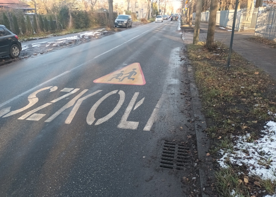 Eksperymentalne znaki na jezdni w pobliżu szkół. Zwiększyły bezpieczeństwo dzieci?