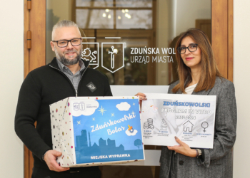 Szczęśliwym rodzicom wręczono wyprawkę dla malucha, mat. prasowe