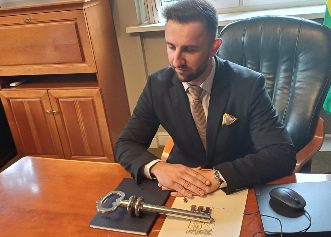 Biurko prezydenta Bełchatowa trafiło na licytacje. Pieniądze trafią na cel charytatywny 1 Biurko prezydenta Bełchatowa trafiło na licytacje. Pieniądze trafią na cel charytatywny