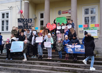 Protest przed szkoła w Lubcu. Gmina Szczerców chce zlikwidować dwie szkoły