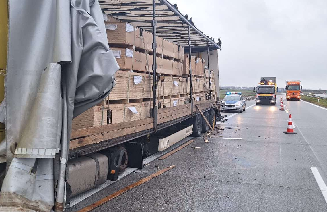 Wypadek na S8. Zderzyły się dwie ciężarówki