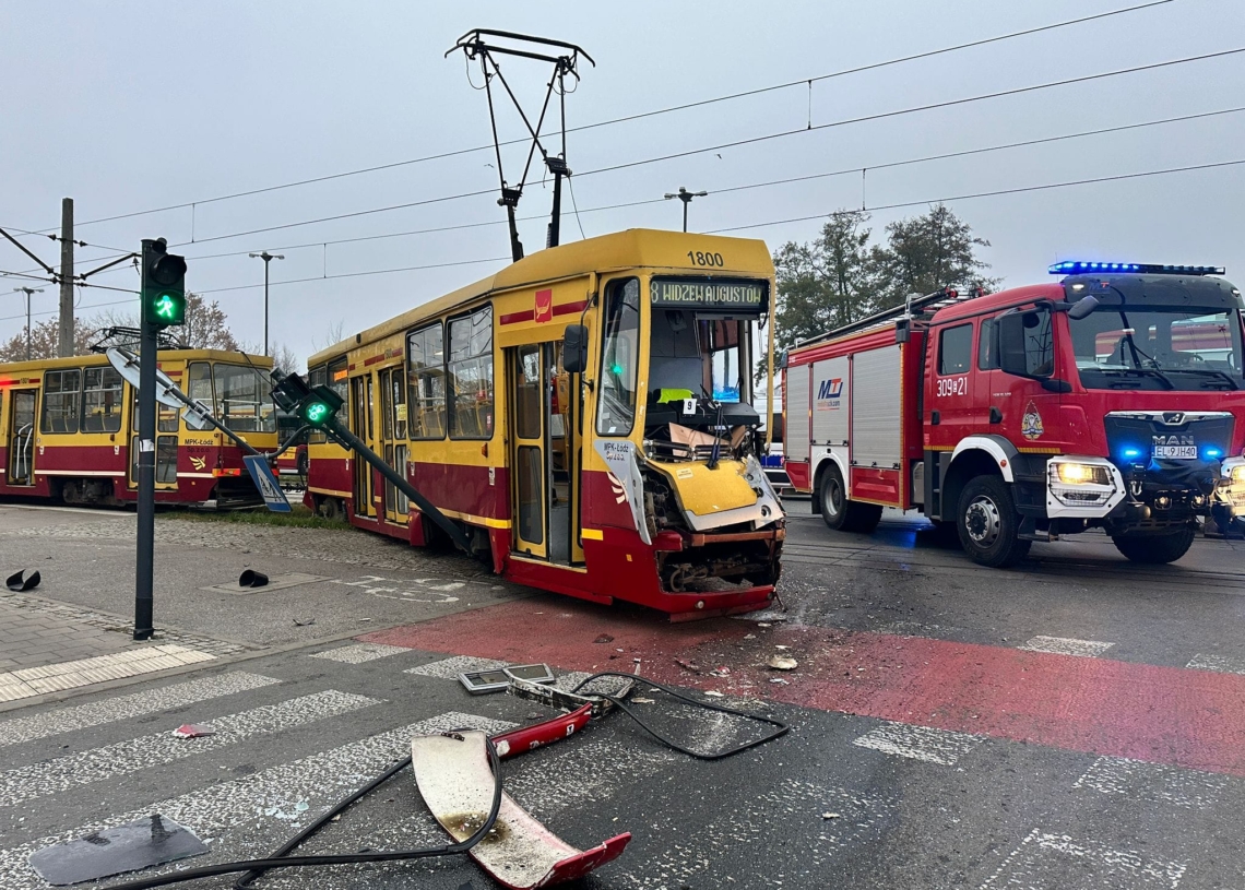 Tramwaj został staranowany przez ciężarówkę na Aleksandrowskiej w Łodzi. Są utrudnienia w ruchu