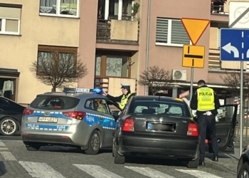 Pijana kierowała samochodem w centrum Wieruszowa. Konieczny był paralizator, by wyciągnąć kobietę z pojazdu