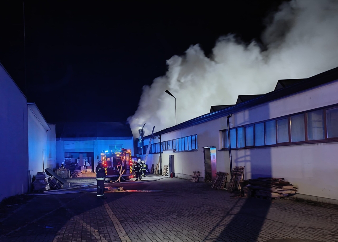 Pożar w Przedborzu na terenie zakładu produkującego meble. Sytuacja nie jest opanowana