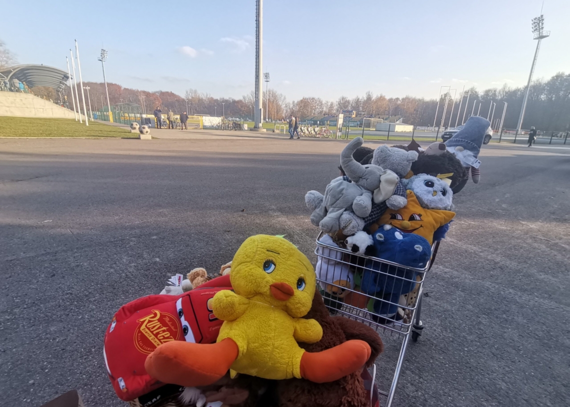 Kibice podarowali maskotki dla pacjentów szpitala w Warcie