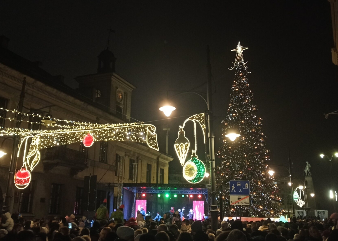 Choinka na placu Wolności rozświetliła się tysiącem świateł 1 Choinka na placu Wolności rozświetliła się tysiącem świateł