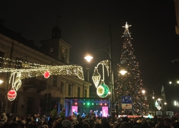 Choinka na placu Wolności rozświetliła się tysiącem świateł