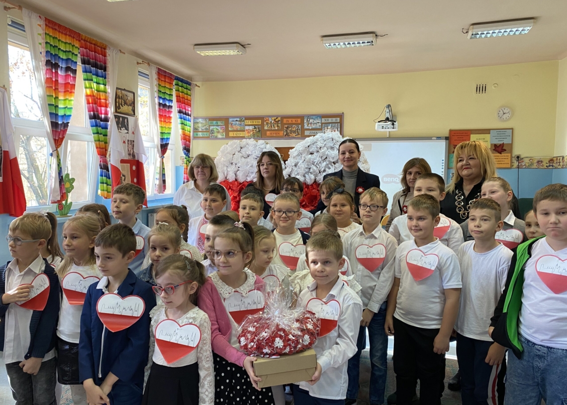 Dzieci ze szkół w Łodzi wykonały 1,5 tys. kotylionów na Święto Niepodległości 1 Dzieci ze szkół w Łodzi wykonały 1,5 tys. kotylionów na Święto Niepodległości