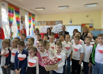 Dzieci ze szkół w Łodzi wykonały 1,5 tys. kotylionów na Święto Niepodległości