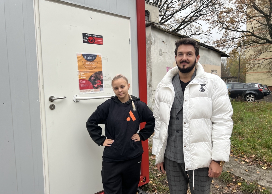 Uczennice szkoły w Łodzi charytatywnie strzygą bezdomnych