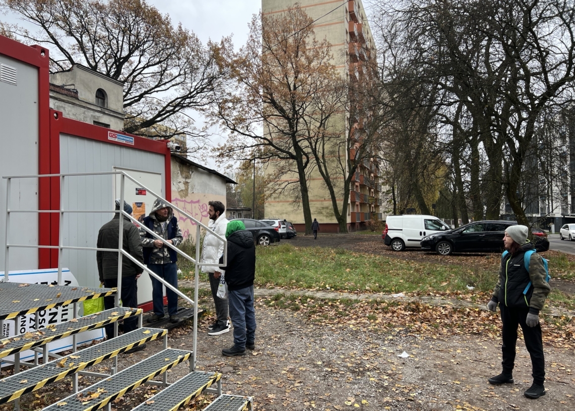 Uczennice szkoły w Łodzi charytatywnie strzygą bezdomnych