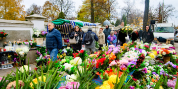 Znicze, kwiaty i ostatnie zakupy przed 1 listopada. Łodzianie ruszyli na cmentarze