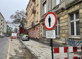 Powrót mieszkańców zawalonej kamienicy przy ul. Próchnika 44 w Łodzi