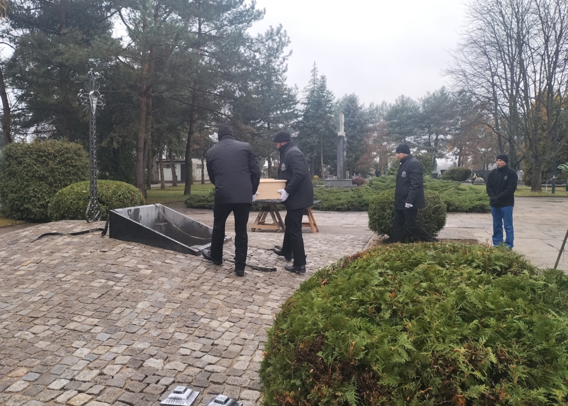 Pochowano szczątki znalezione podczas remontu w Pabianicach