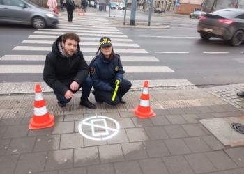 "Odłóż telefon i żyj". Nowe oznaczenia na łódzkich chodnikach