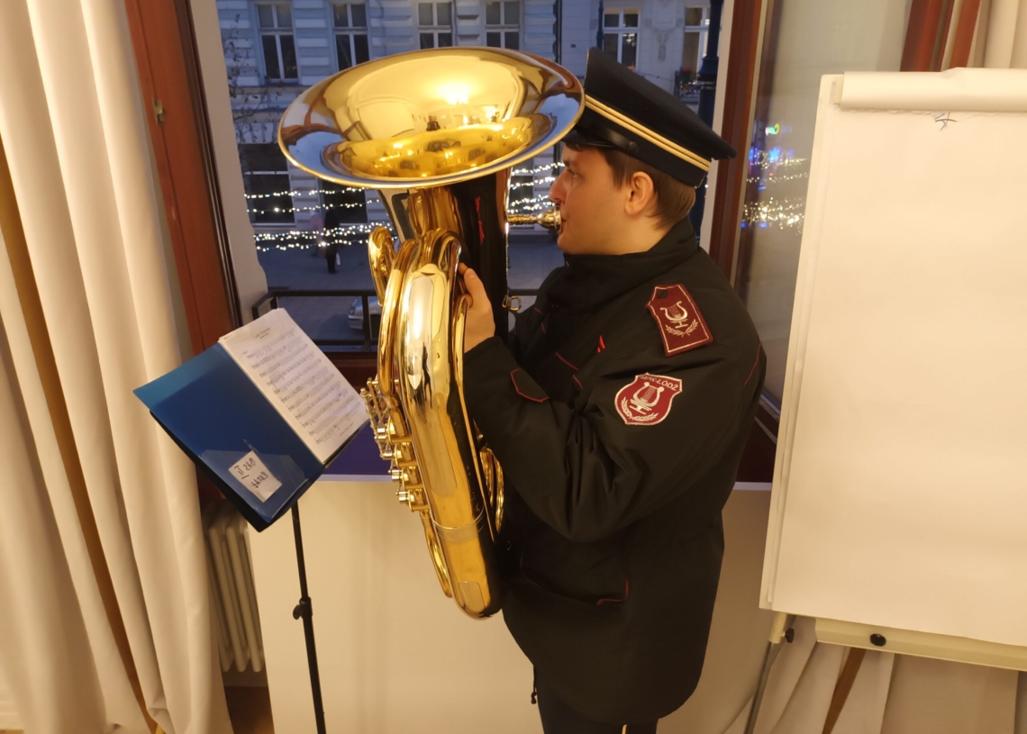 Świąteczny koncert Orkiestry Dętej MPK z okien łódzkiego magistratu