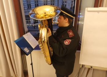 Świąteczny koncert Orkiestry Dętej MPK z okien łódzkiego magistratu