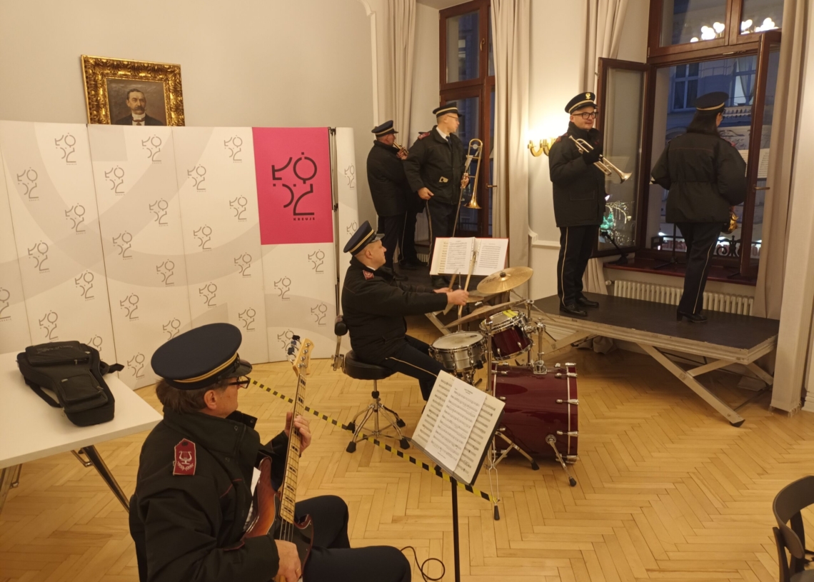 Świąteczny koncert Orkiestry Dętej MPK z okien łódzkiego magistratu