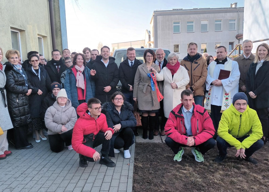 Specjalny Ośrodek Szkolno-Wychowawczy w Łowiczu dostał nowy samochód