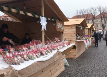 Miejska choinka i jarmark świąteczny w Łowiczu [ZDJĘCIA]