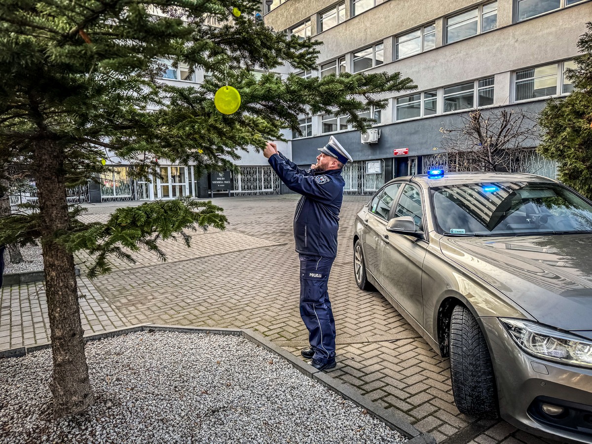 Świecąca choinka łódzkiej policji
