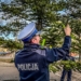 Świecąca choinka łódzkiej policji. Za bombki posłużyły odblaski 7 Świecąca choinka łódzkiej policji
