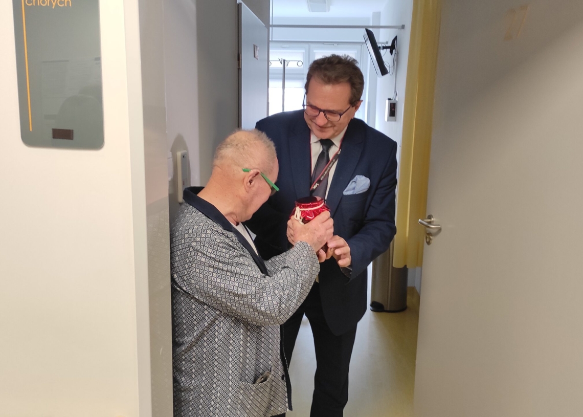 Uniwersytet Łódzki podarował miód szpitalowi im. Kopernika w Łodzi