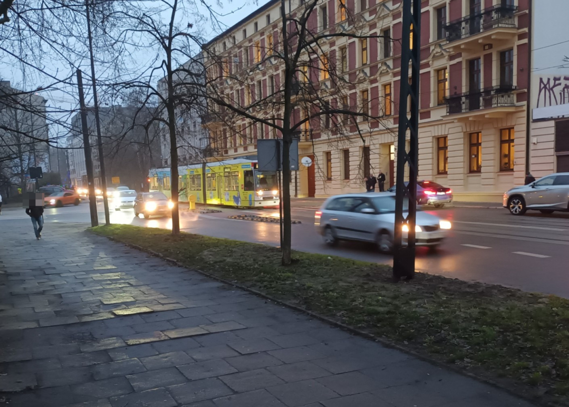 Łódź: zderzenie samochodu z tramwajem na Kilińskiego, kolizja na Rzgowskiej 1 Łódź: zderzenie samochodu z tramwajem na Kilińskiego, kolizja na Rzgowskiej