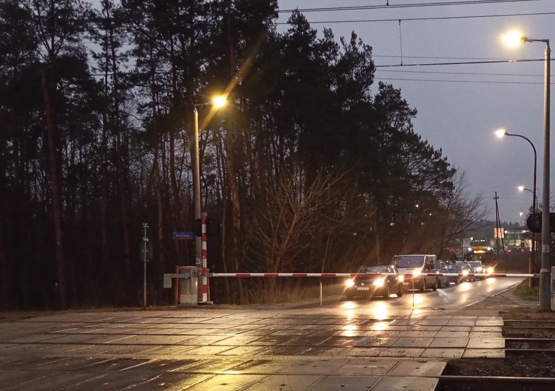 Korki na Malowniczej w Łodzi. Przejazd kolejowy wystawia na próbę cierpliwość kierowców 1 Korki na Malowniczej w Łodzi