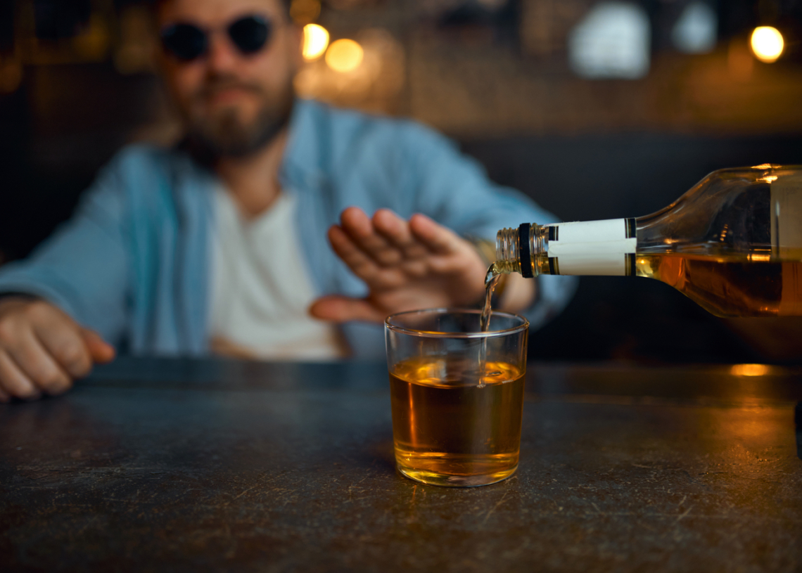 Polska młodzież coraz rzadziej sięga po alkohol