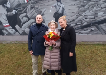 Mural na ścianie XXXIII LO w Łodzi. Hołd dla powstańców warszawskich