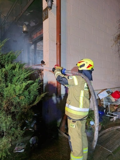 Pożar w Kamieńsku. Ranna została 75-letnia kobieta 1 Pożar w Kamieńsku