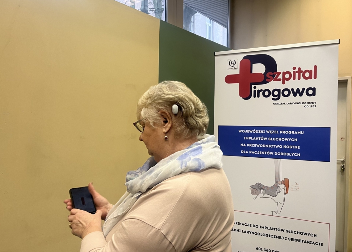 Regina Chłopecka odzyskała słuch po ponad 40 latach. Historyczny zabieg w szpitalu Pirogowa 1 Regina Chłopecka po operacji