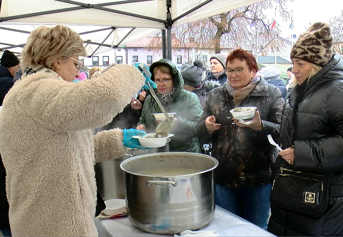 Wigilia na Rynku w Łasku. Mieszkańcy wspólnie śpiewali kolędy i próbowali świątecznych potraw